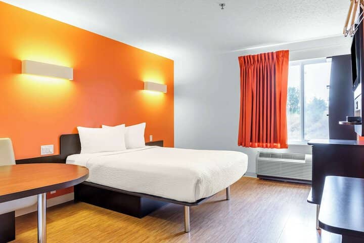 Room 10 of 25