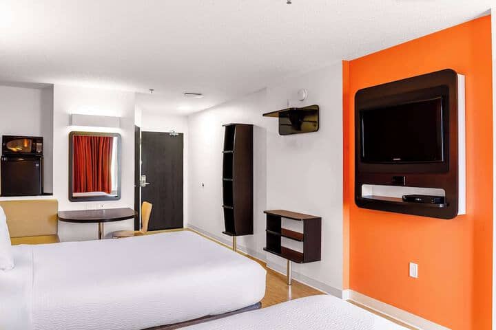 Room 4 of 25